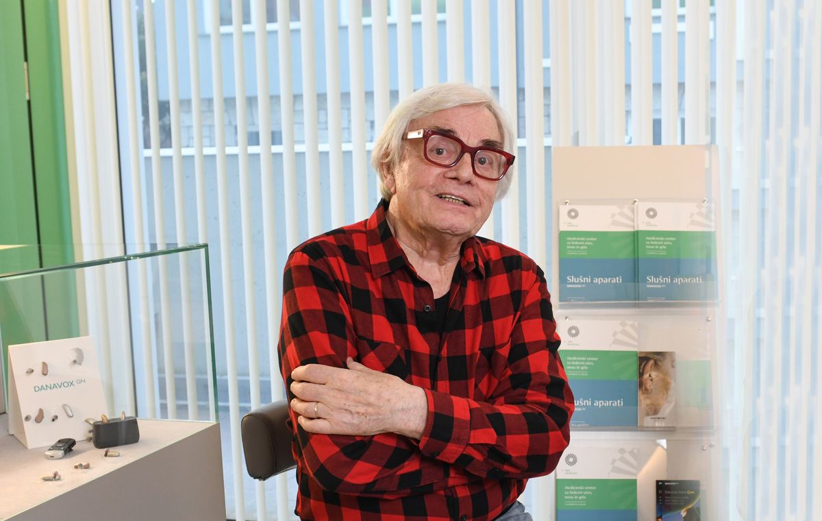 Zdravnica opravi pregled ušesa pacientki v ambulanti ORL medicina