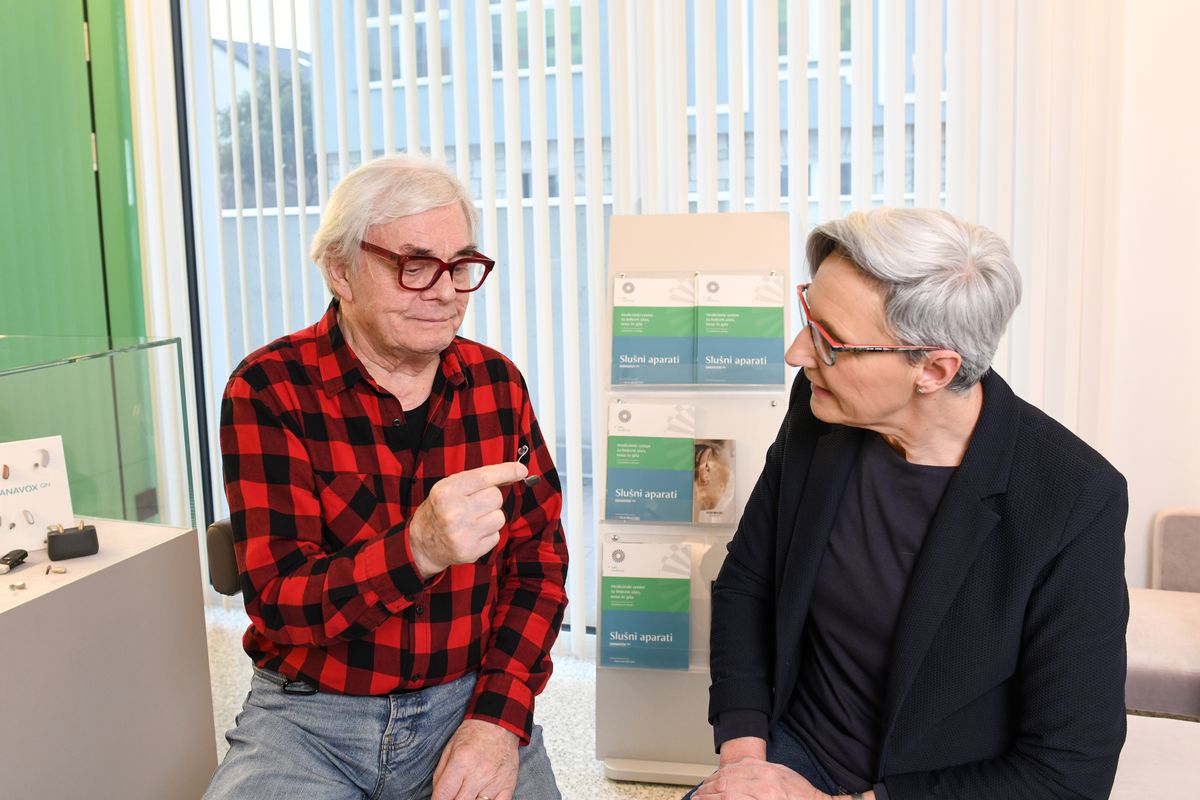 Par v ambulanti ORL medicina - Lado kaže slušni aparat